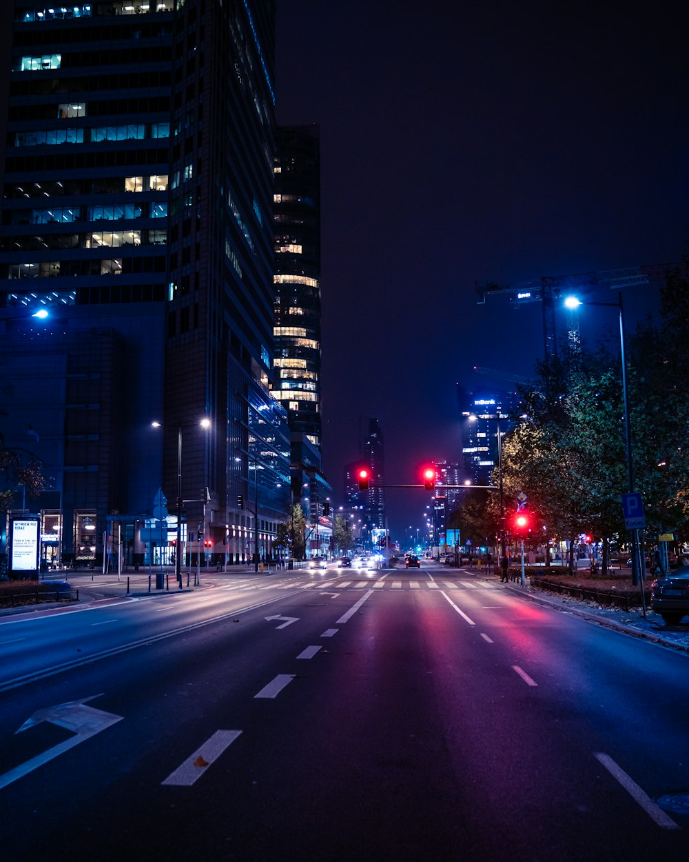 auto su strada durante le ore notturne