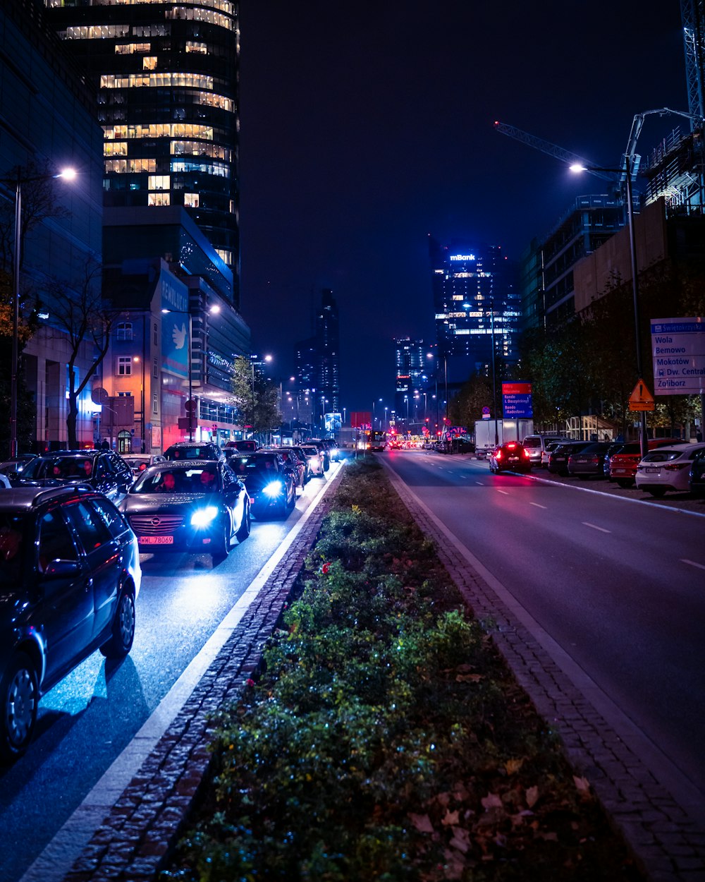 carros na estrada durante a noite