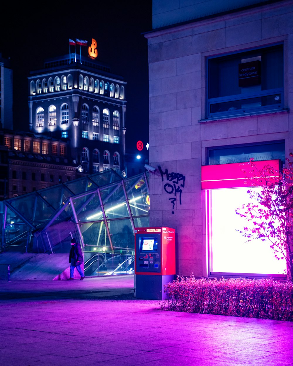 Edificio iluminado de color púrpura y blanco