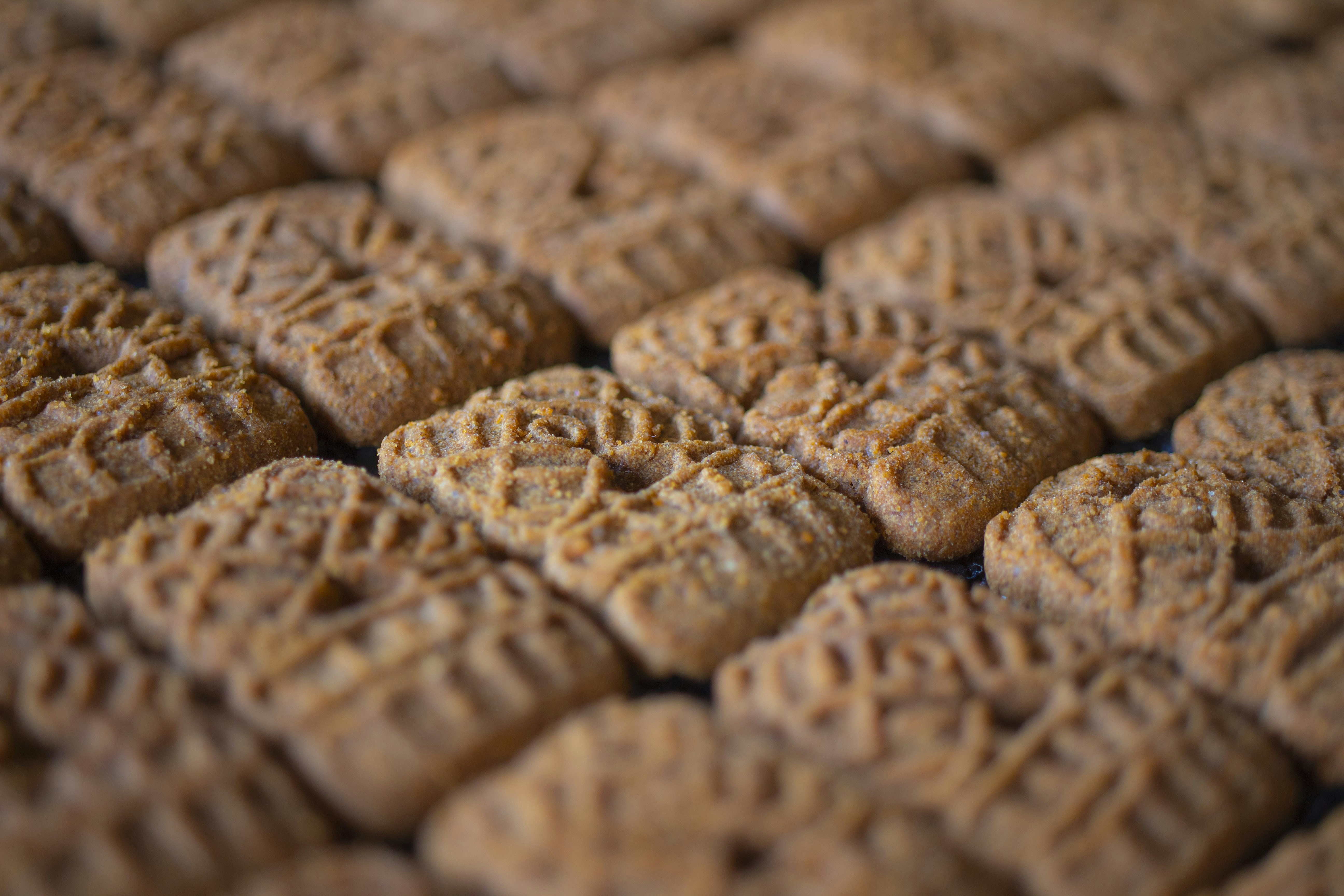 galletas marrones sobre mesa de madera marrón