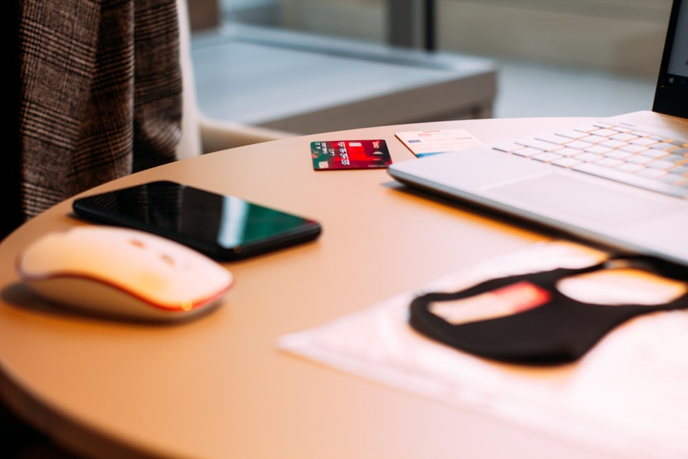 Mouse per computer cordless nero e arancione su tavolo bianco