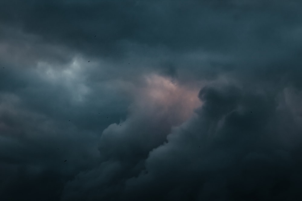 nubes blancas y cielo azul