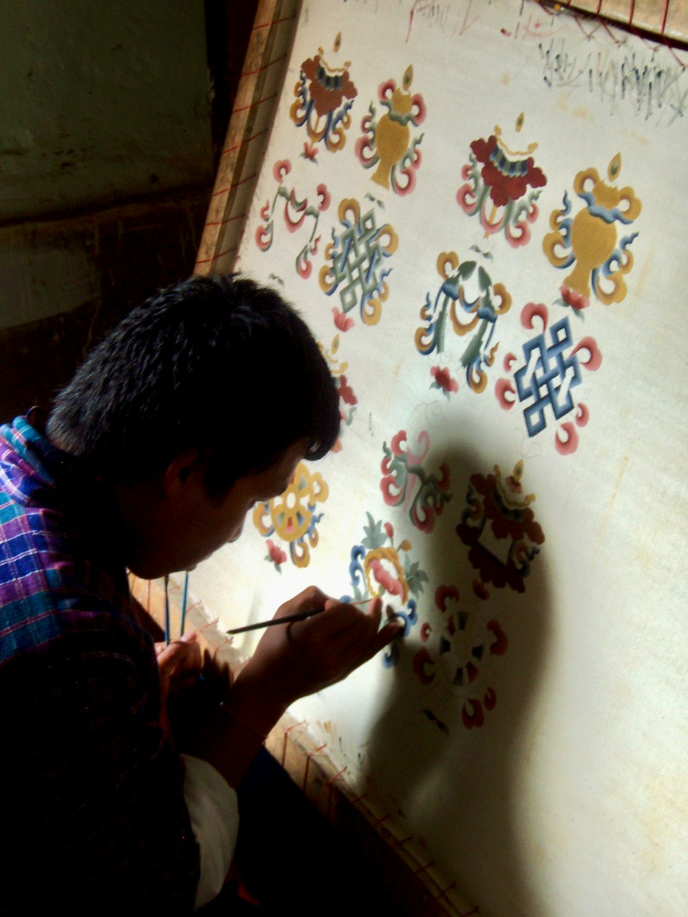 hombre en la pintura de la camisa de rayas rojas y blancas en la pared