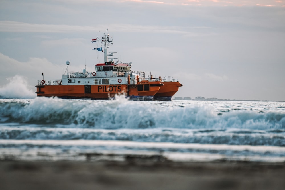 Navire rouge et blanc sur la mer pendant la journée