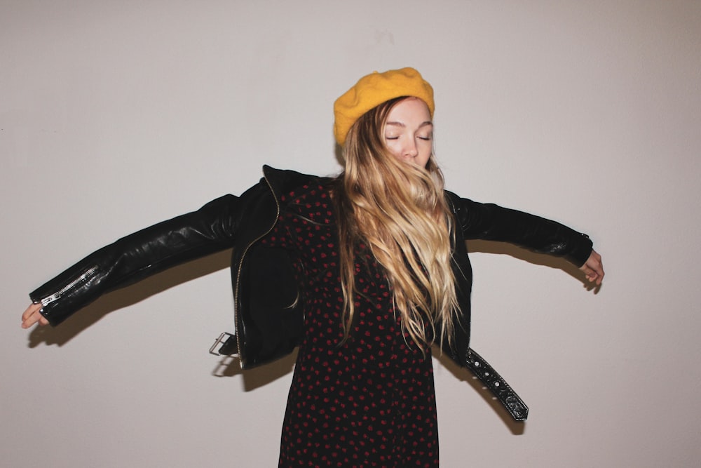 Mujer con vestido negro de manga larga y gorro de punto amarillo