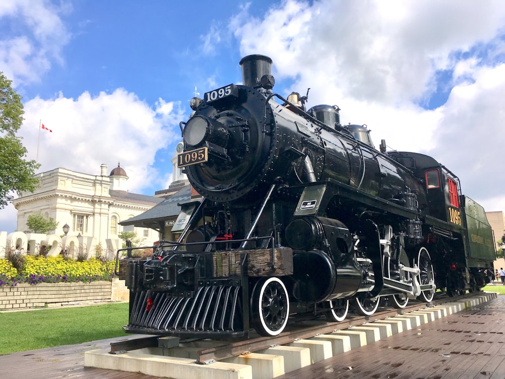 昼間の青空に映える黒い蒸気機関車