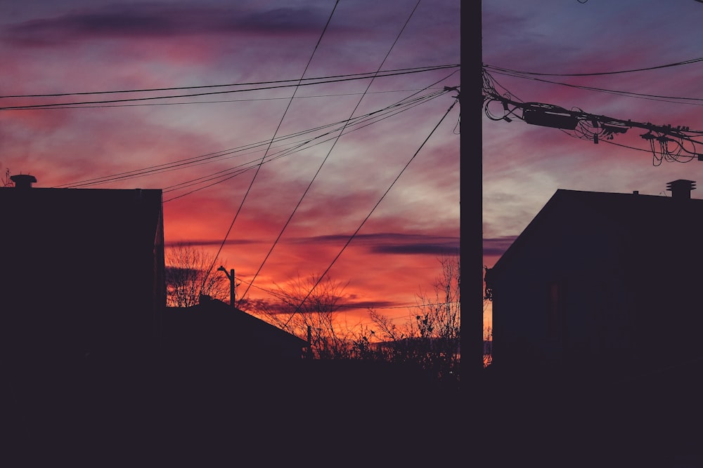 silhouette de maisons au coucher du soleil