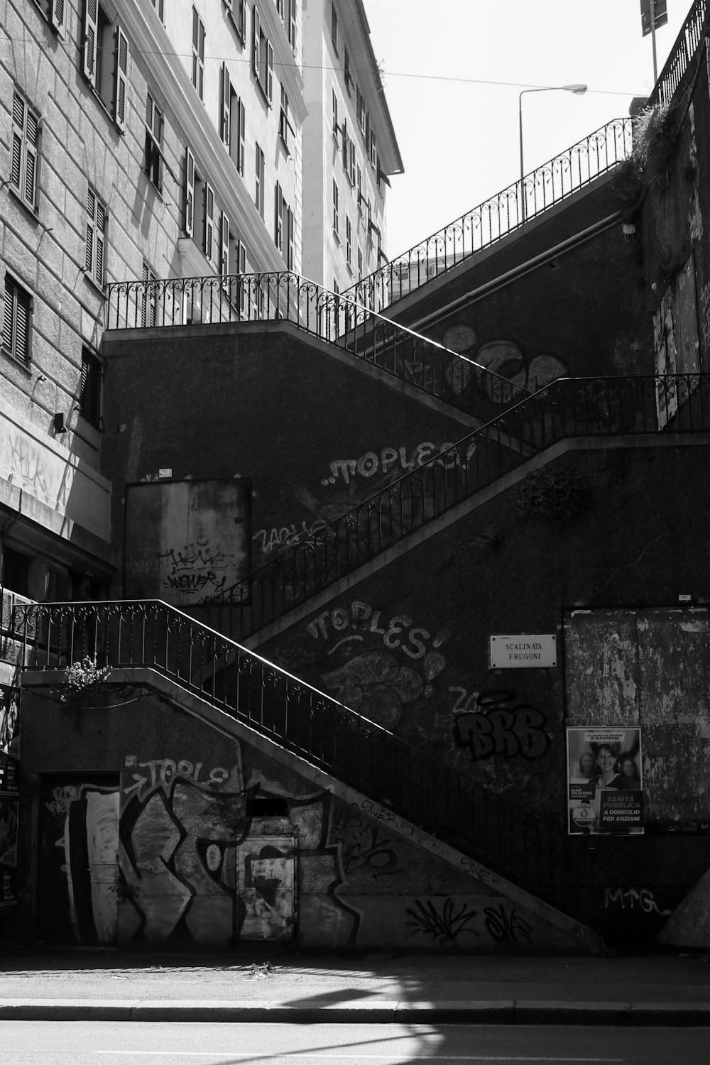 Photo en niveaux de gris d’un bâtiment en béton