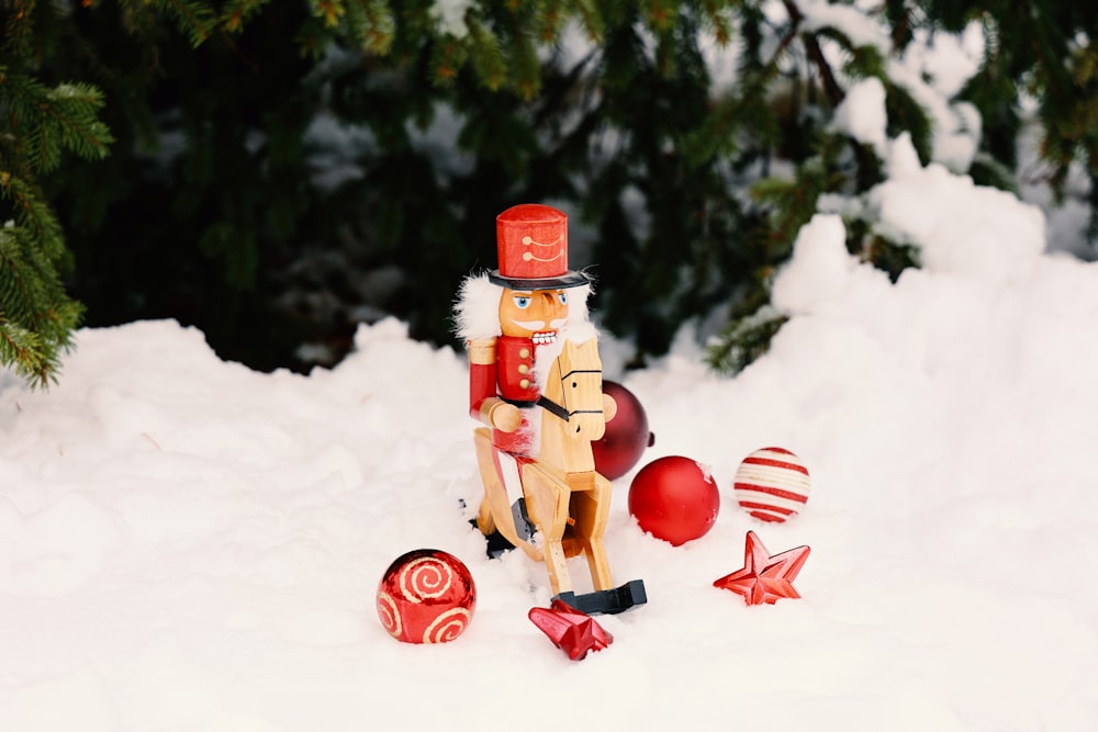Jouet robot rouge et marron sur neige