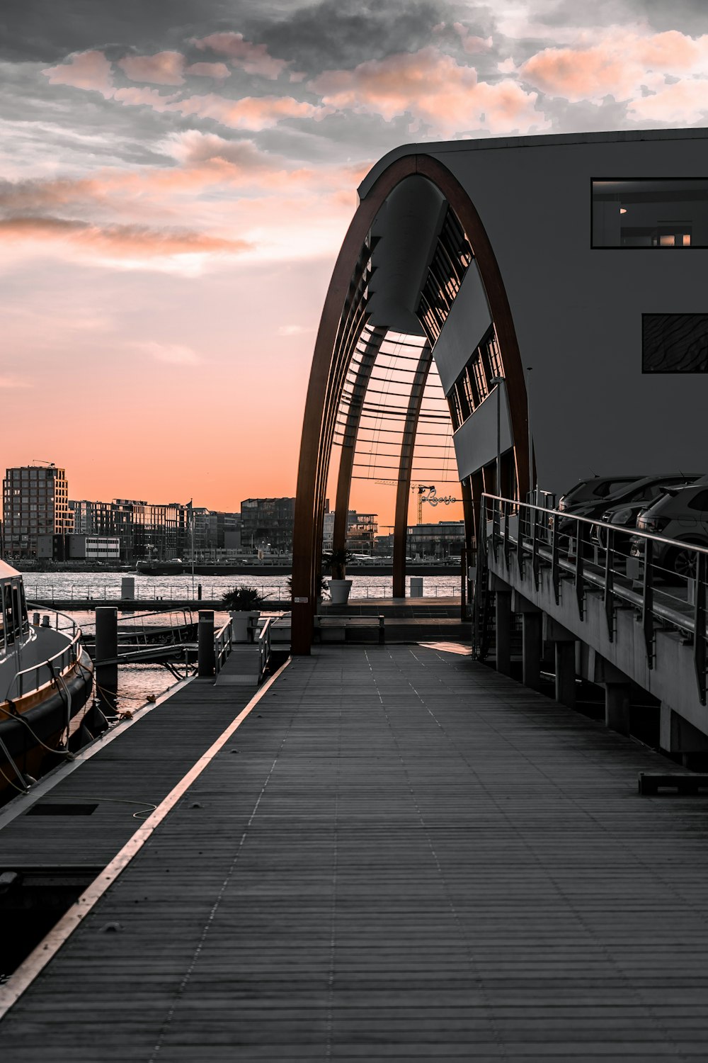 Barco blanco y negro en el muelle durante la puesta de sol