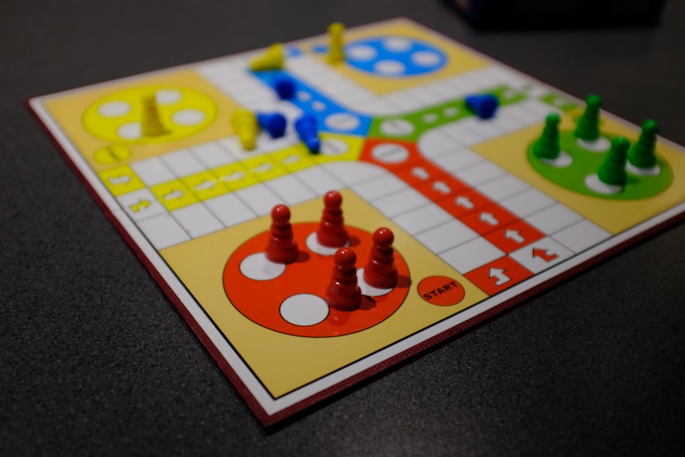 tabellone di gioco bianco, rosso, giallo e blu