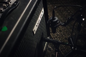 black and gray marshall guitar amplifier