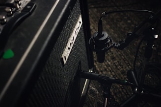 black and gray marshall guitar amplifier