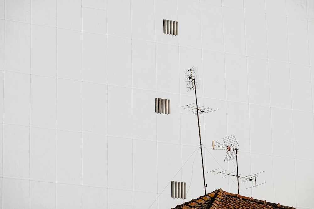 Edificio de hormigón blanco con cruz de metal negro