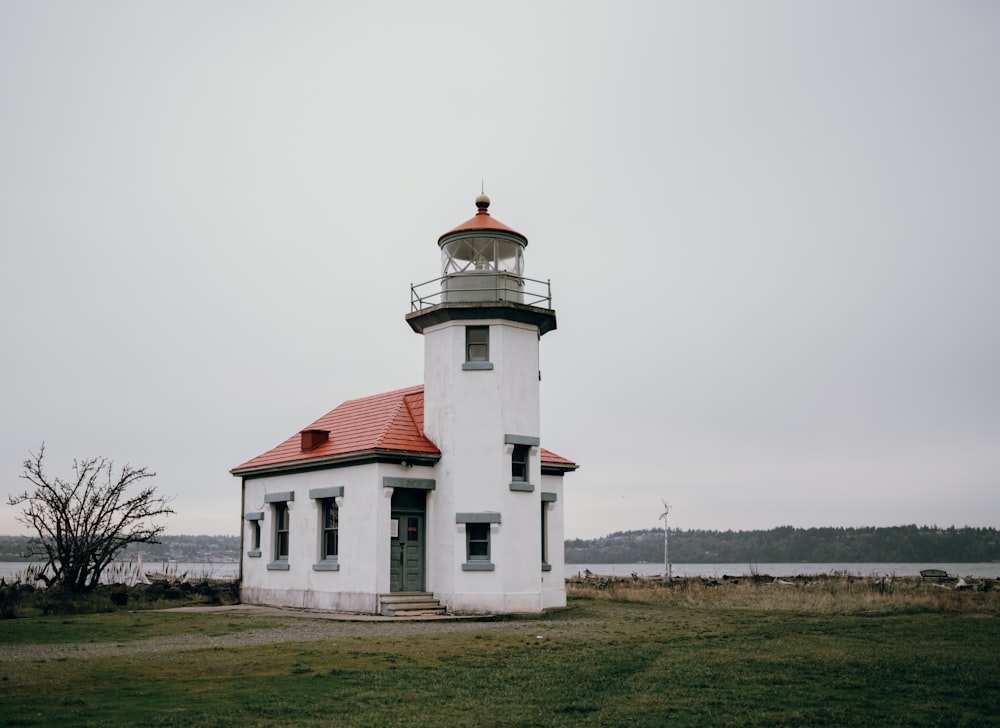 Faro de hormigón blanco y rojo