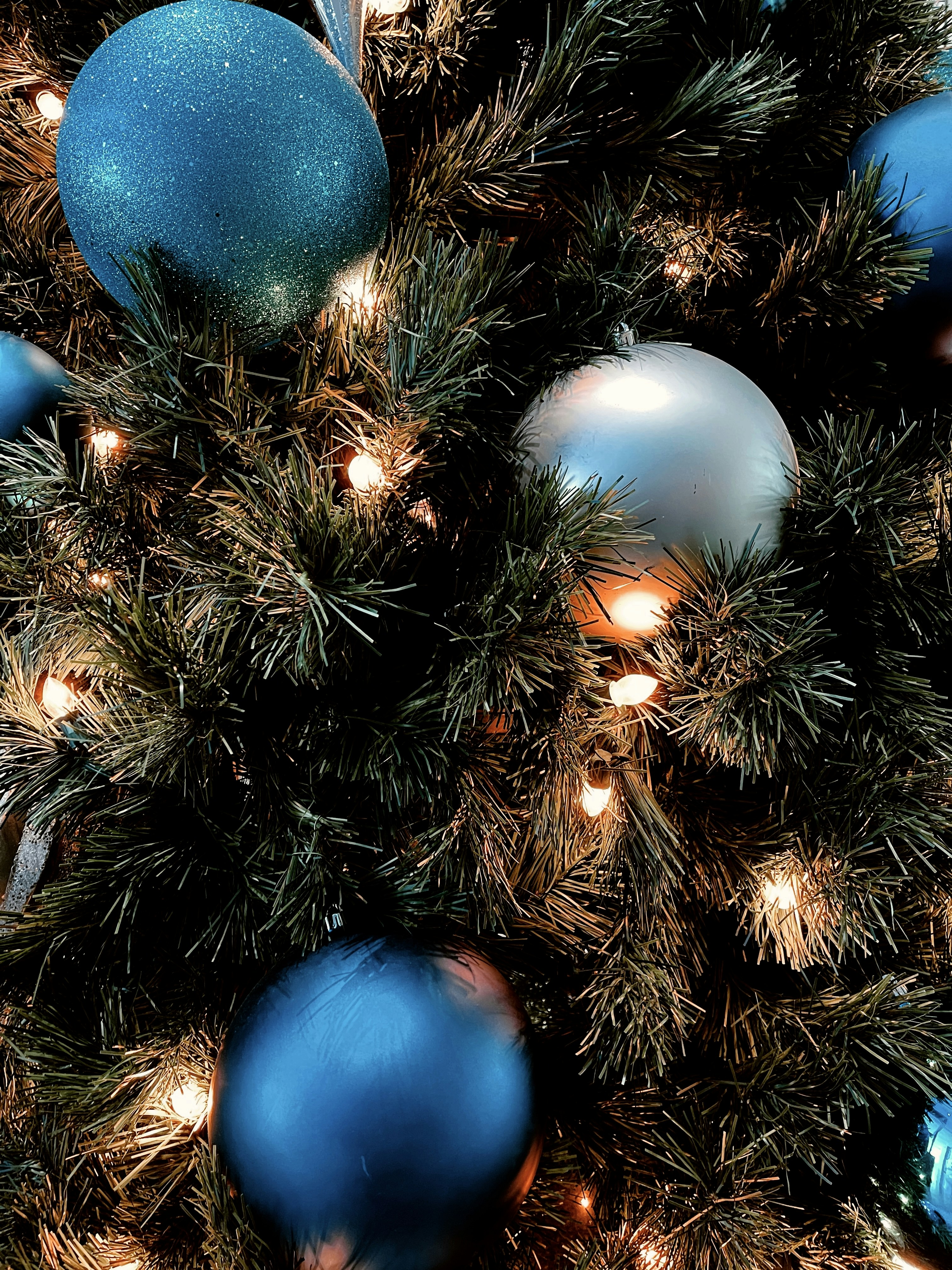 クリスマス ツリーの青と白のつまらないものの写真 Unsplashで見つけるクリスマスの無料写真