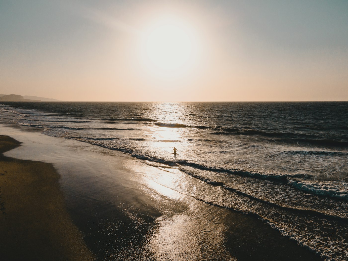 Playa paradisíaca de Máncora al atardecer