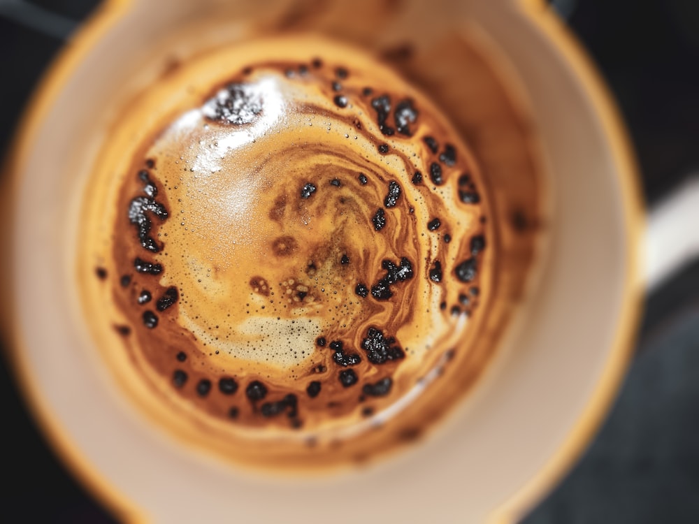 Eine Nahaufnahme einer Tasse Kaffee auf einer Untertasse