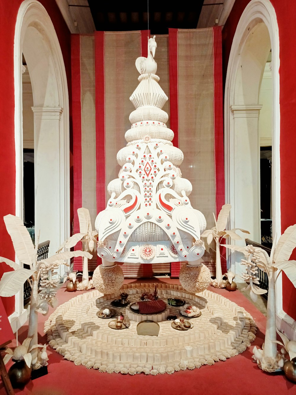 estatueta de elefante de cerâmica branca e vermelha