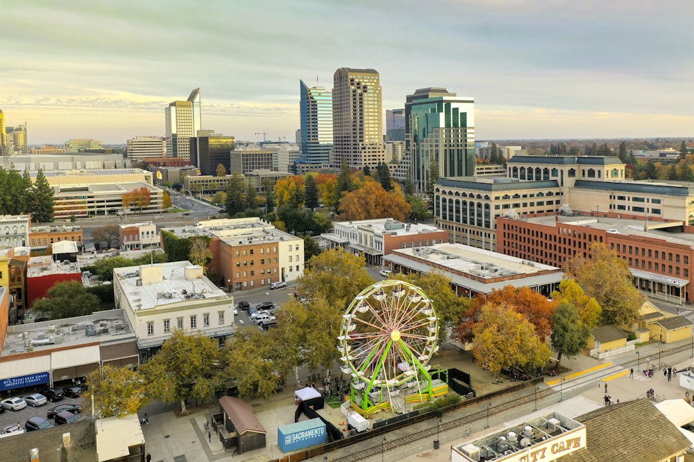 Grande roue près des bâtiments de la ville pendant la journée