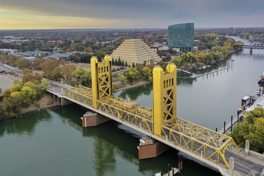 Pont blanc au-dessus de la rivière pendant la journée