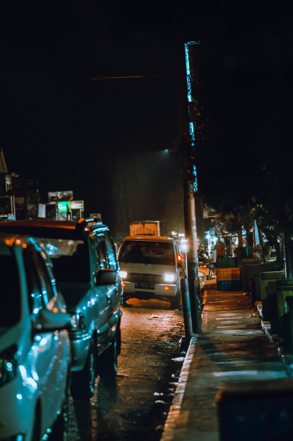 Coches en la carretera durante la noche