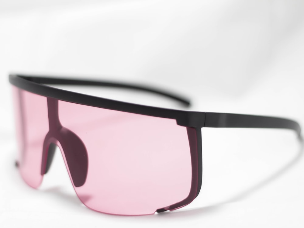 occhiali da sole con montatura nera su tessuto bianco