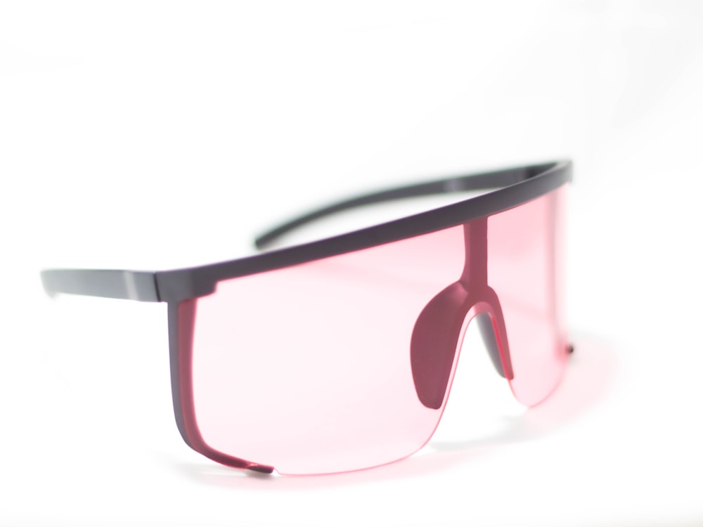 occhiali da sole con montatura rossa e sfondo bianco