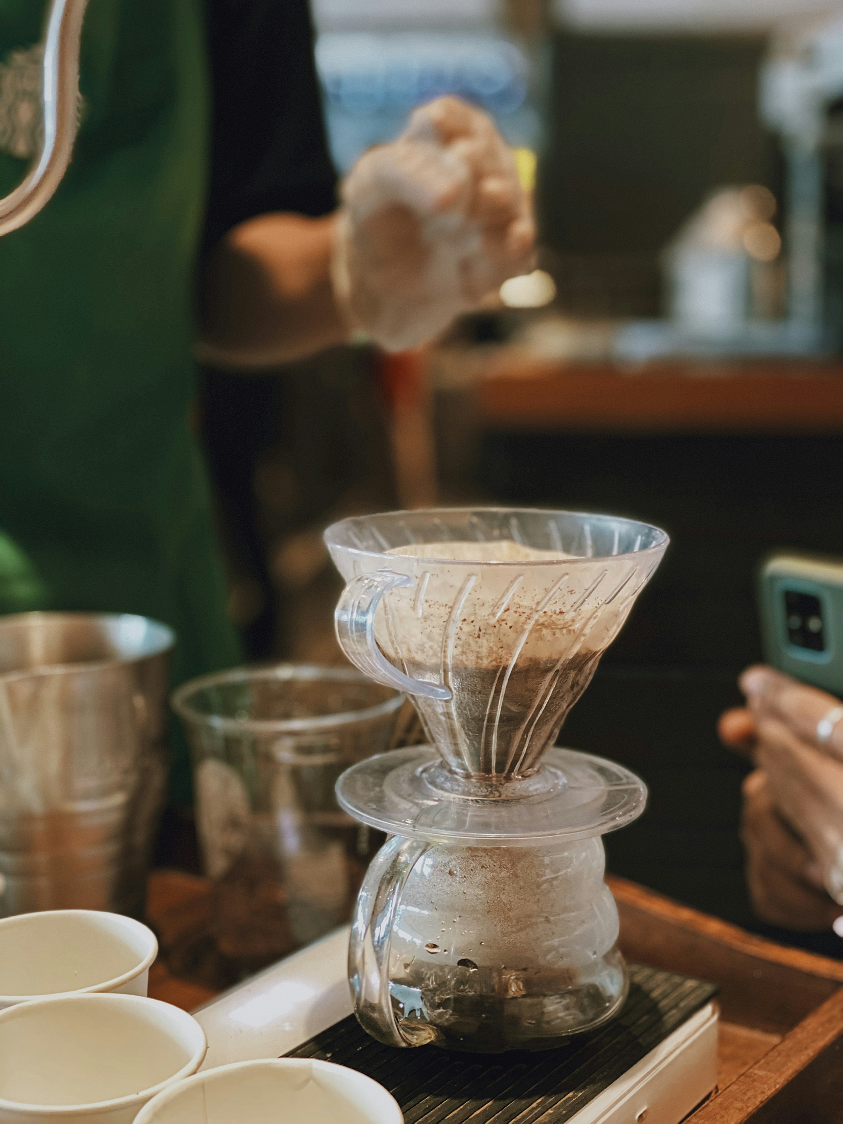 copo de vidro transparente no pires de vidro transparente