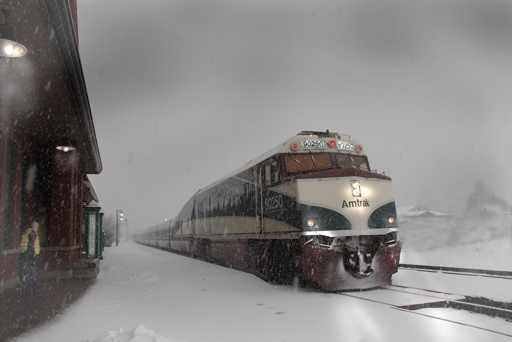 Treno giallo e verde sui binari ferroviari