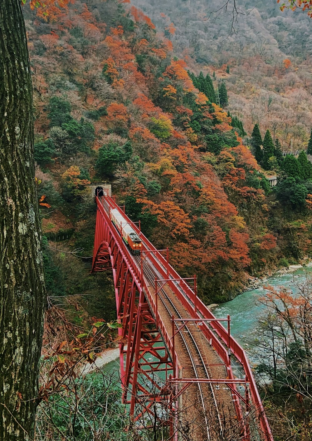 Puente de metal rojo sobre el río