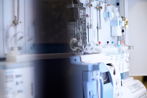 white and black electric sewing machine