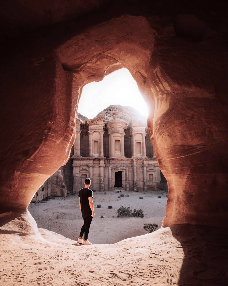 Homme explorant les formations rocheuses de Petra, en Jordanie