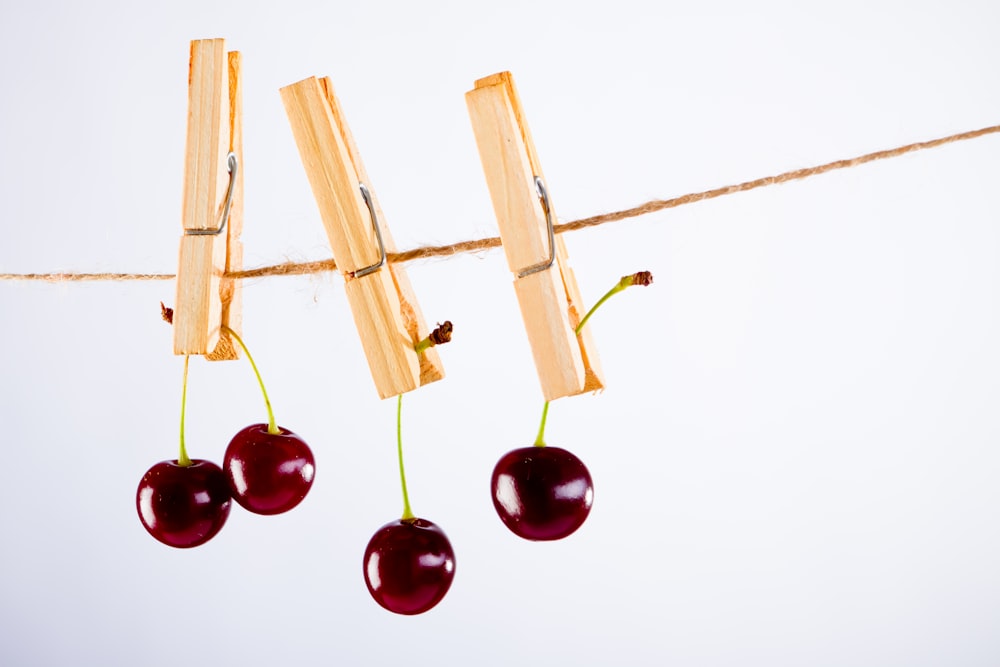 palline rosse e dorate su superficie bianca