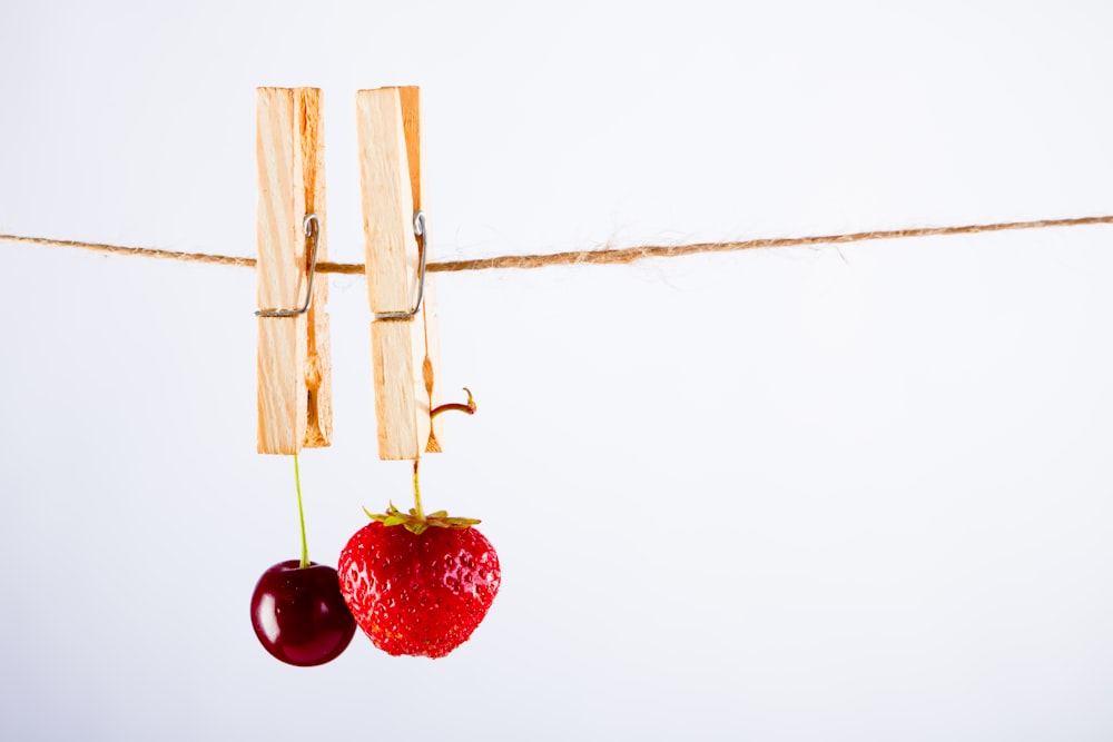 cerises rouges sur surface blanche