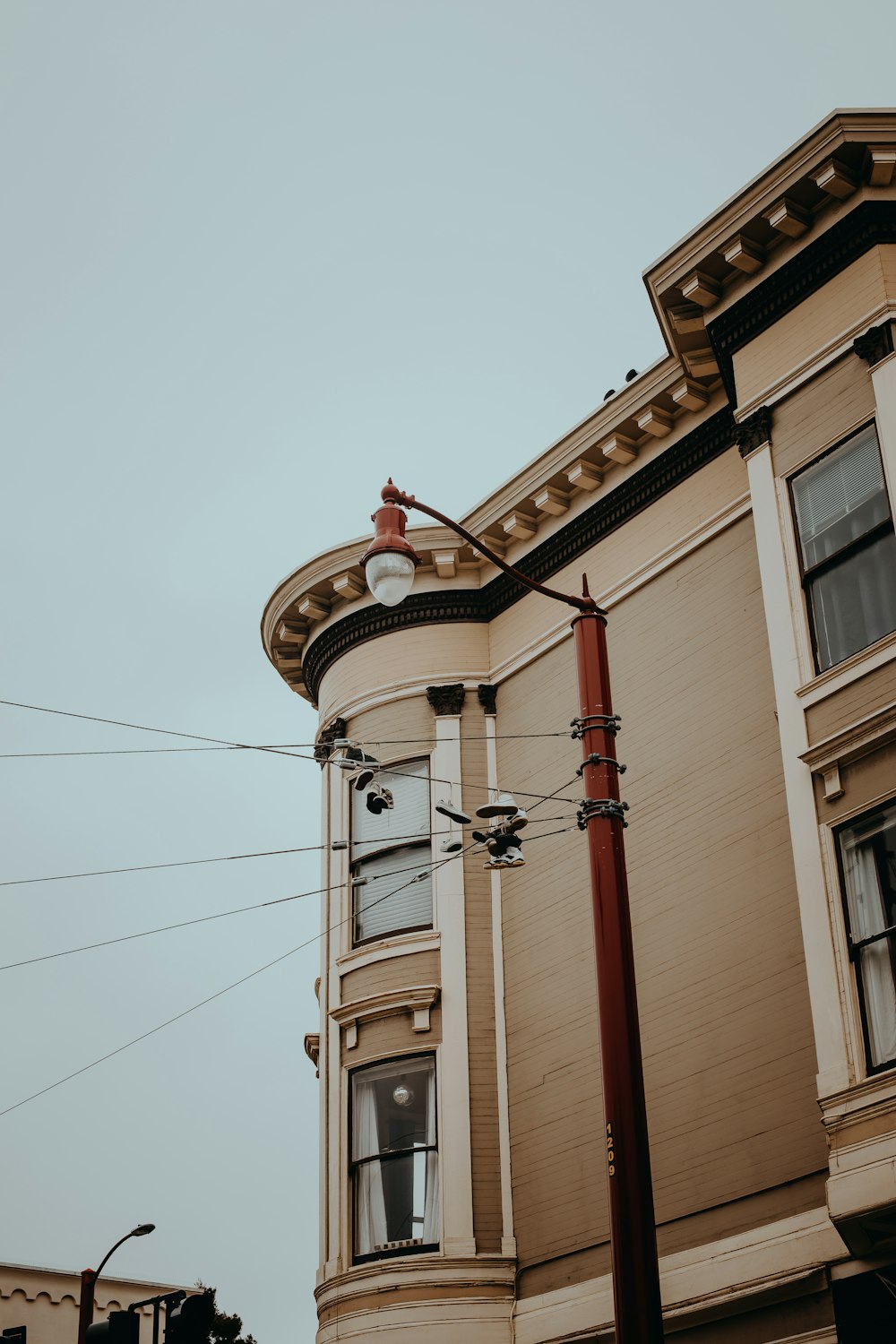 Edificio de hormigón rojo y blanco