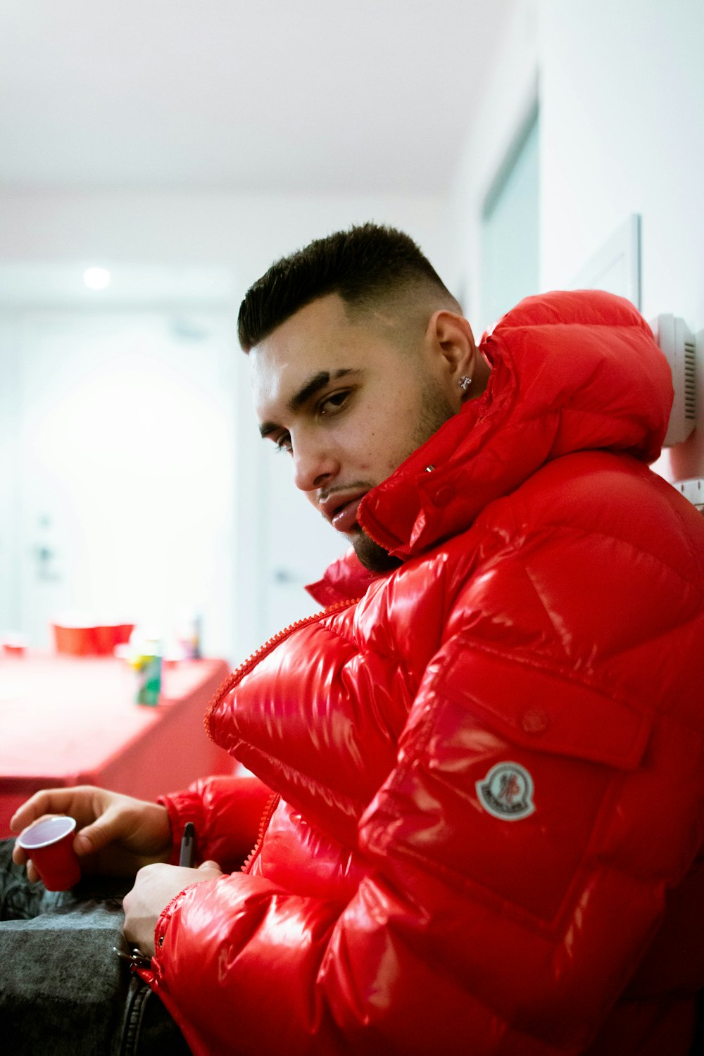 Foto Hombre con chaqueta de cuero roja sosteniendo un teléfono – Imagen Ropa gratis en