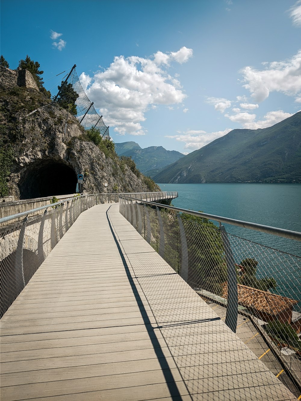 Puente de madera marrón sobre el mar durante el día