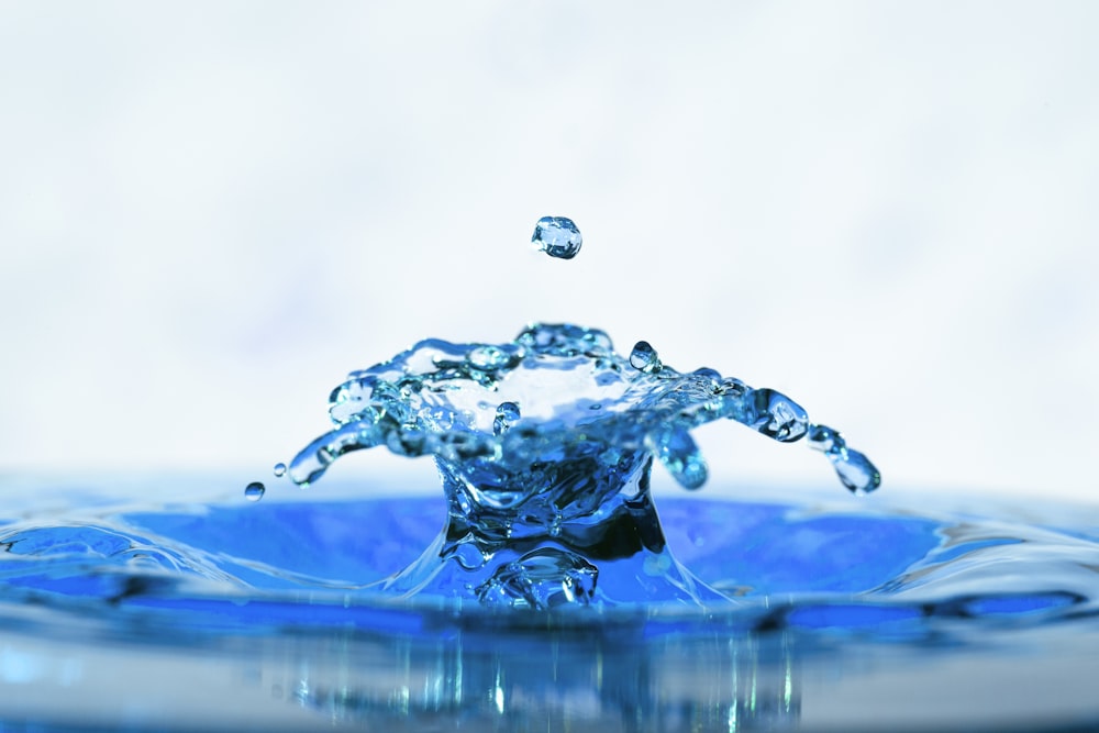 goccia d'acqua sull'acqua nella fotografia time lapse