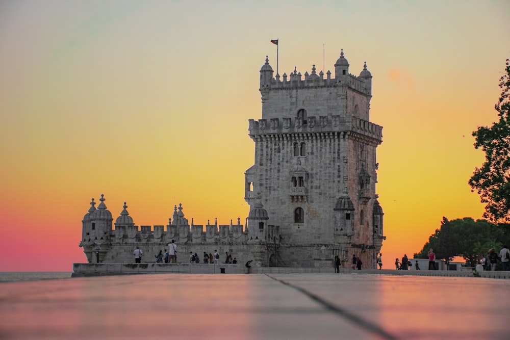 Château en béton gris au coucher du soleil