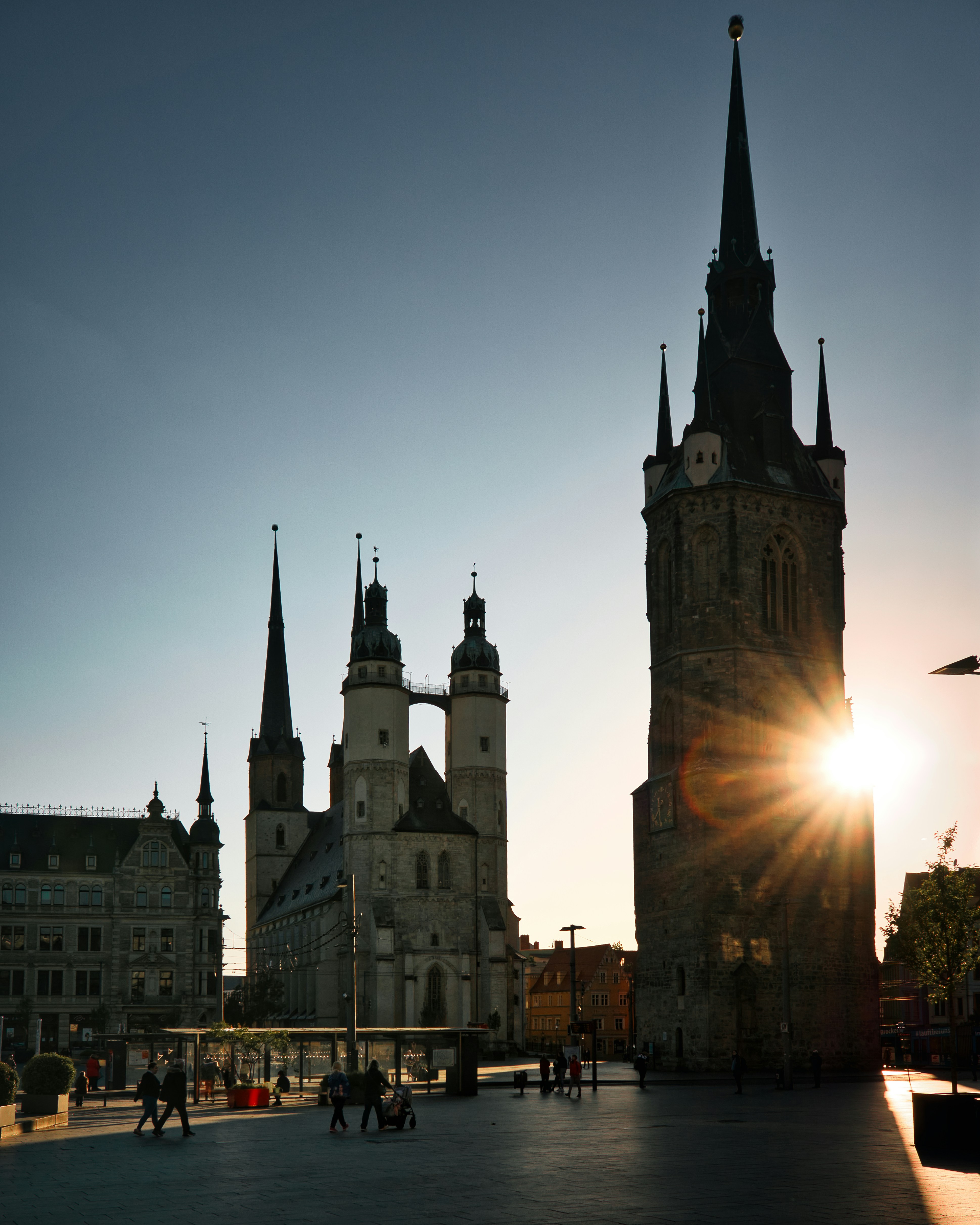 Braunes Betongebäude während der Nachtzeit