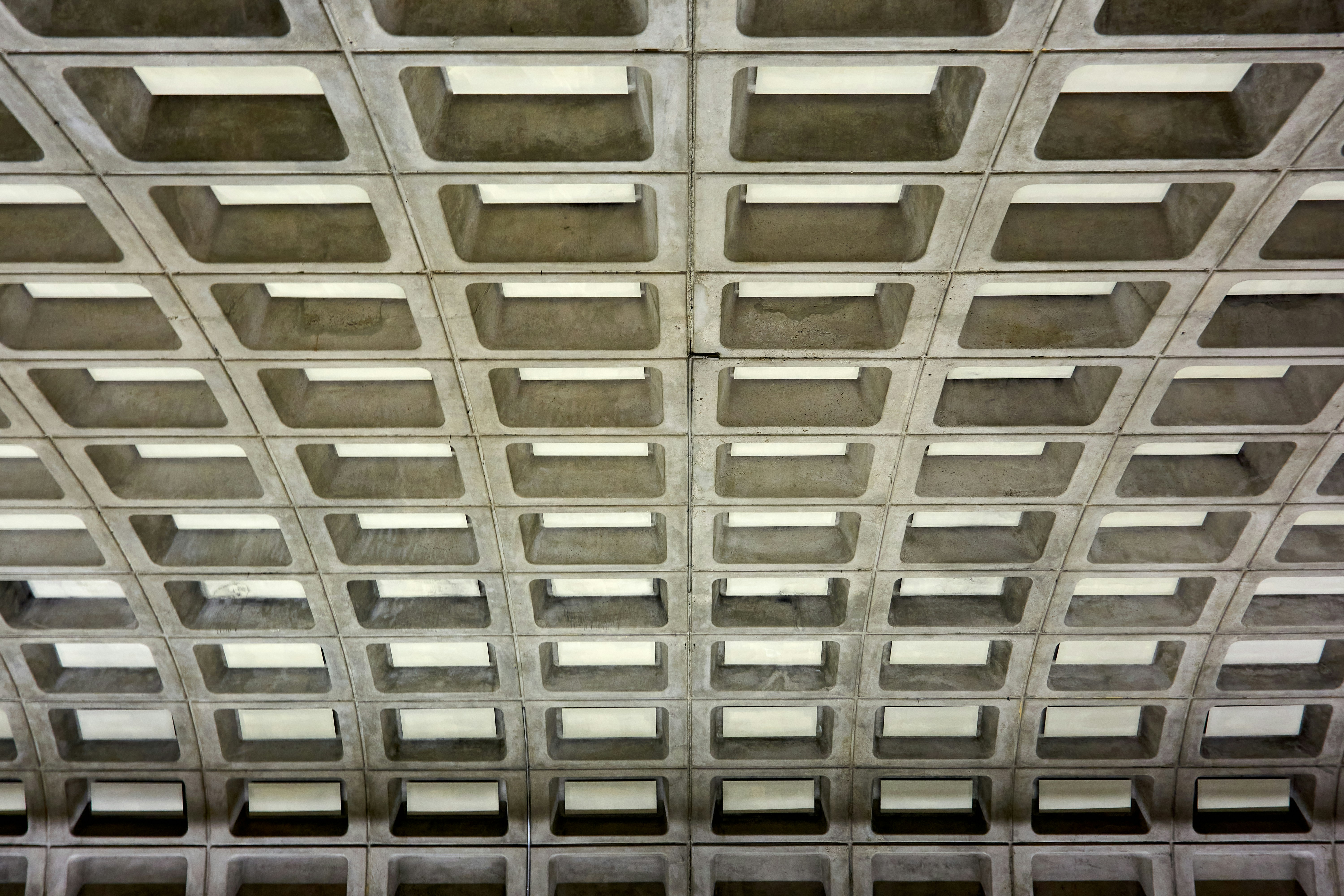 Braun-schwarzes Betongebäude