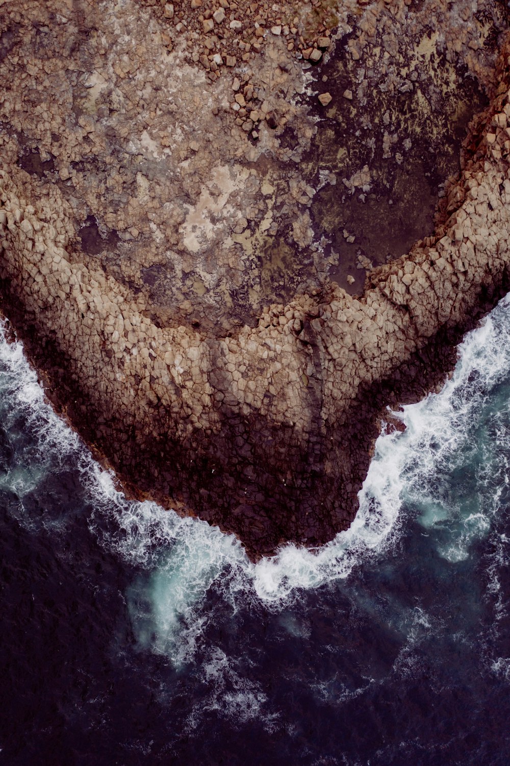 Formación de rocas marrones en el cuerpo de agua durante el día