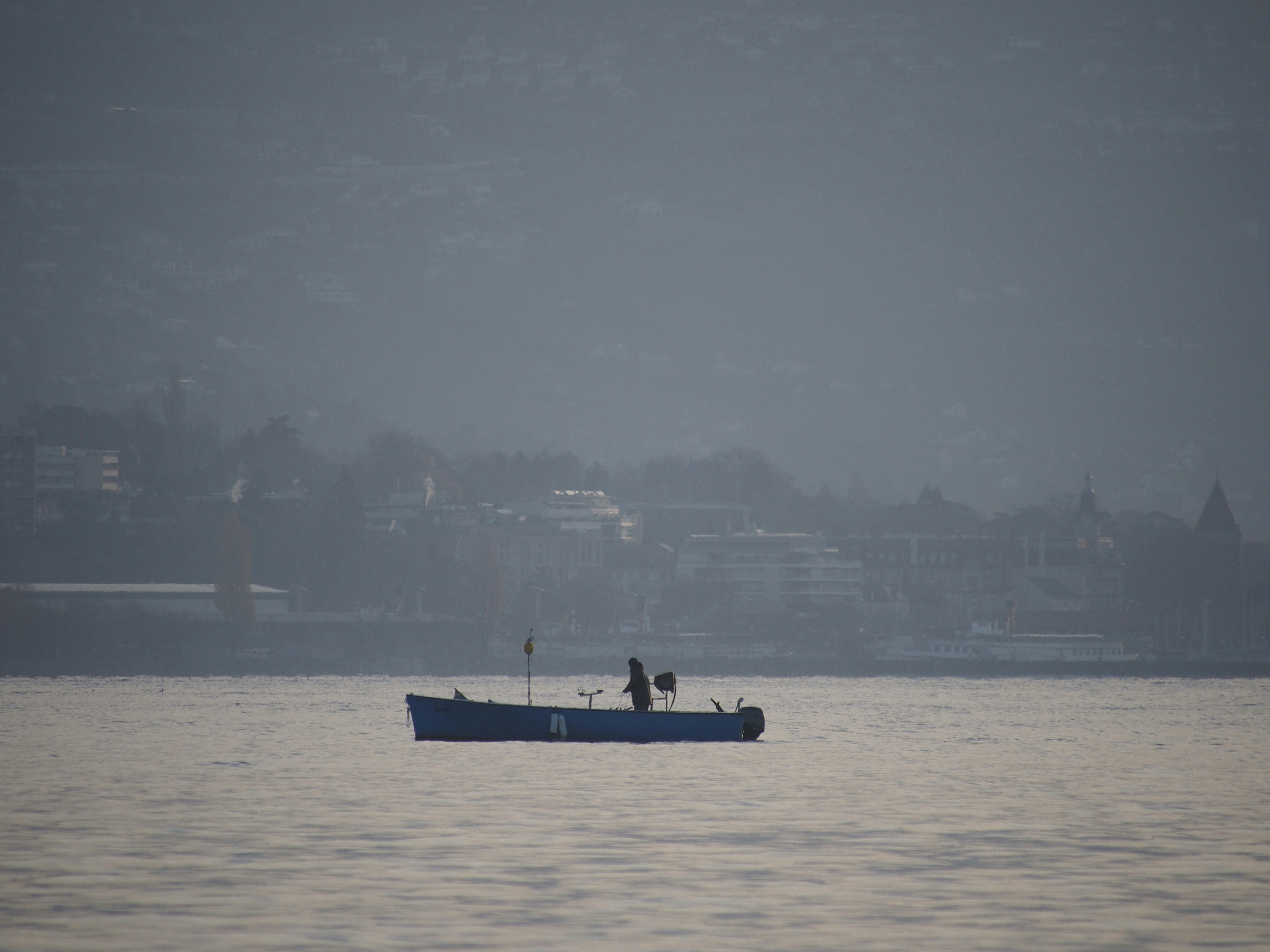 personne se promenant sur un bateau sur un plan d’eau pendant la journée