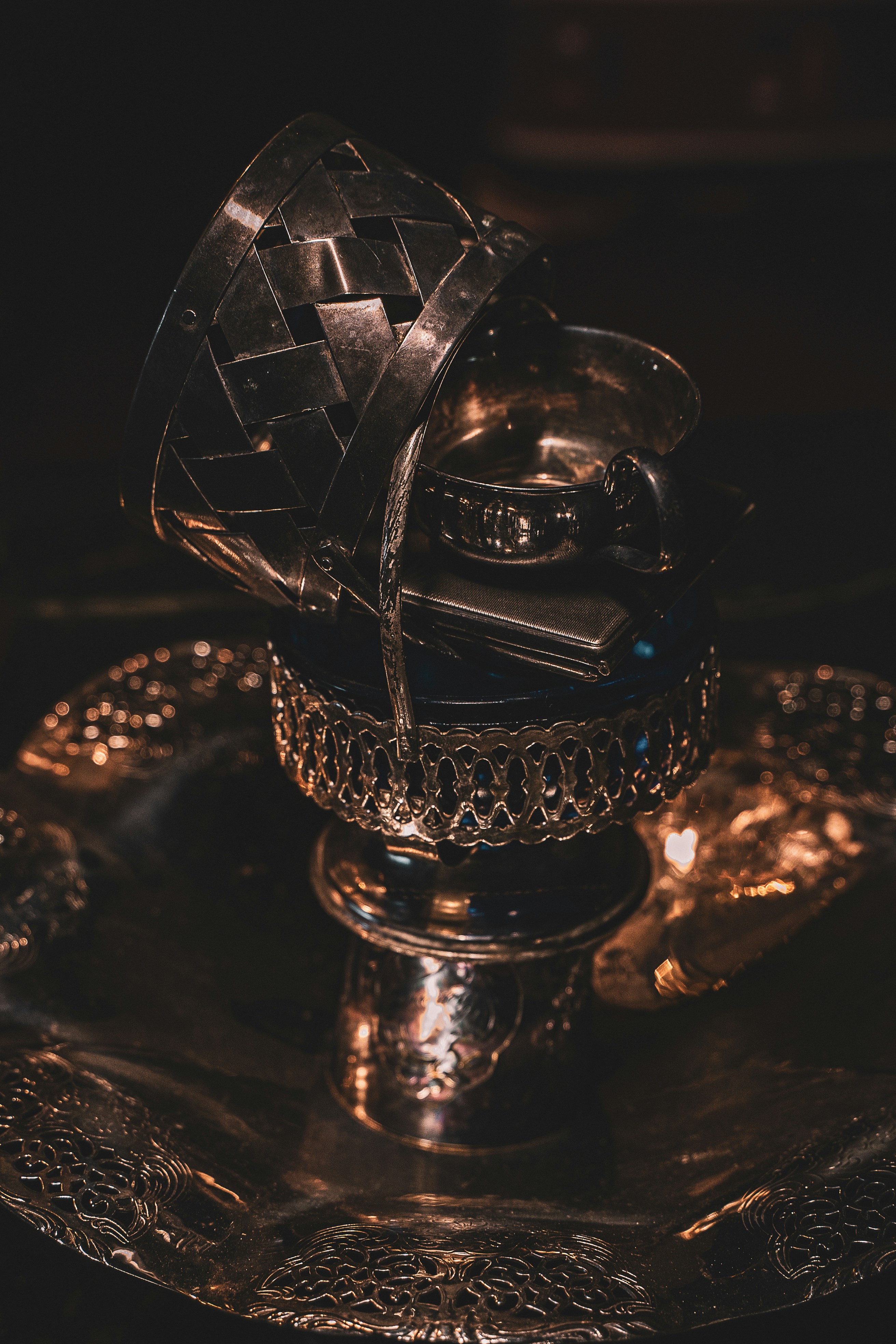 Silberne und schwarze Trophäe auf schwarzem Tisch