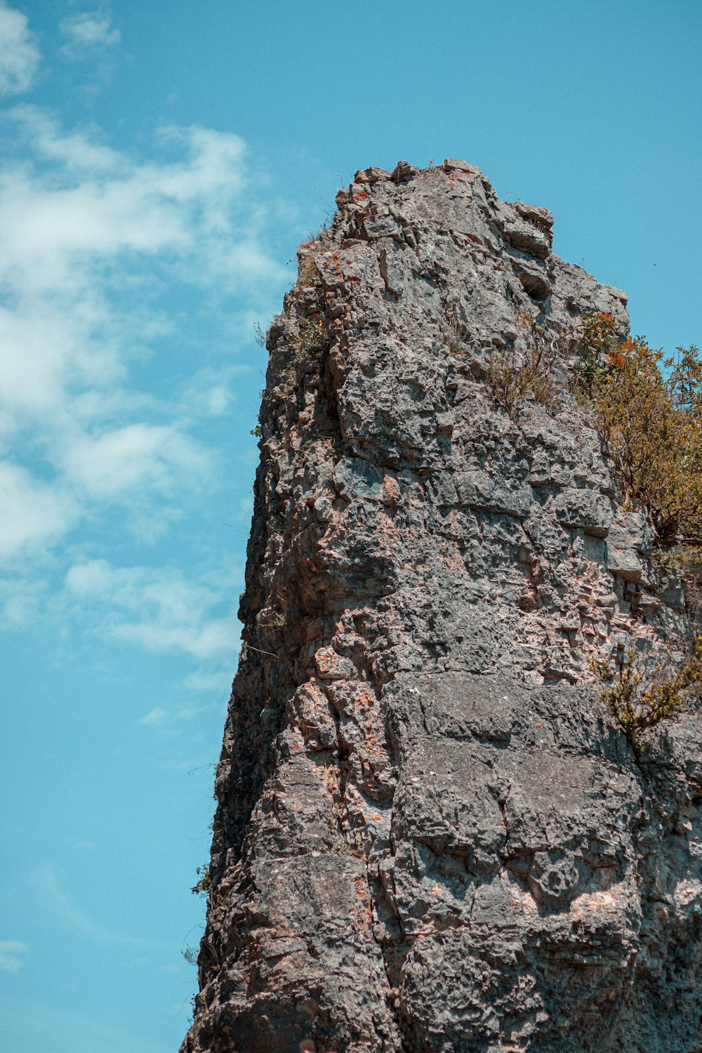 Braune Felsformation unter blauem Himmel tagsüber