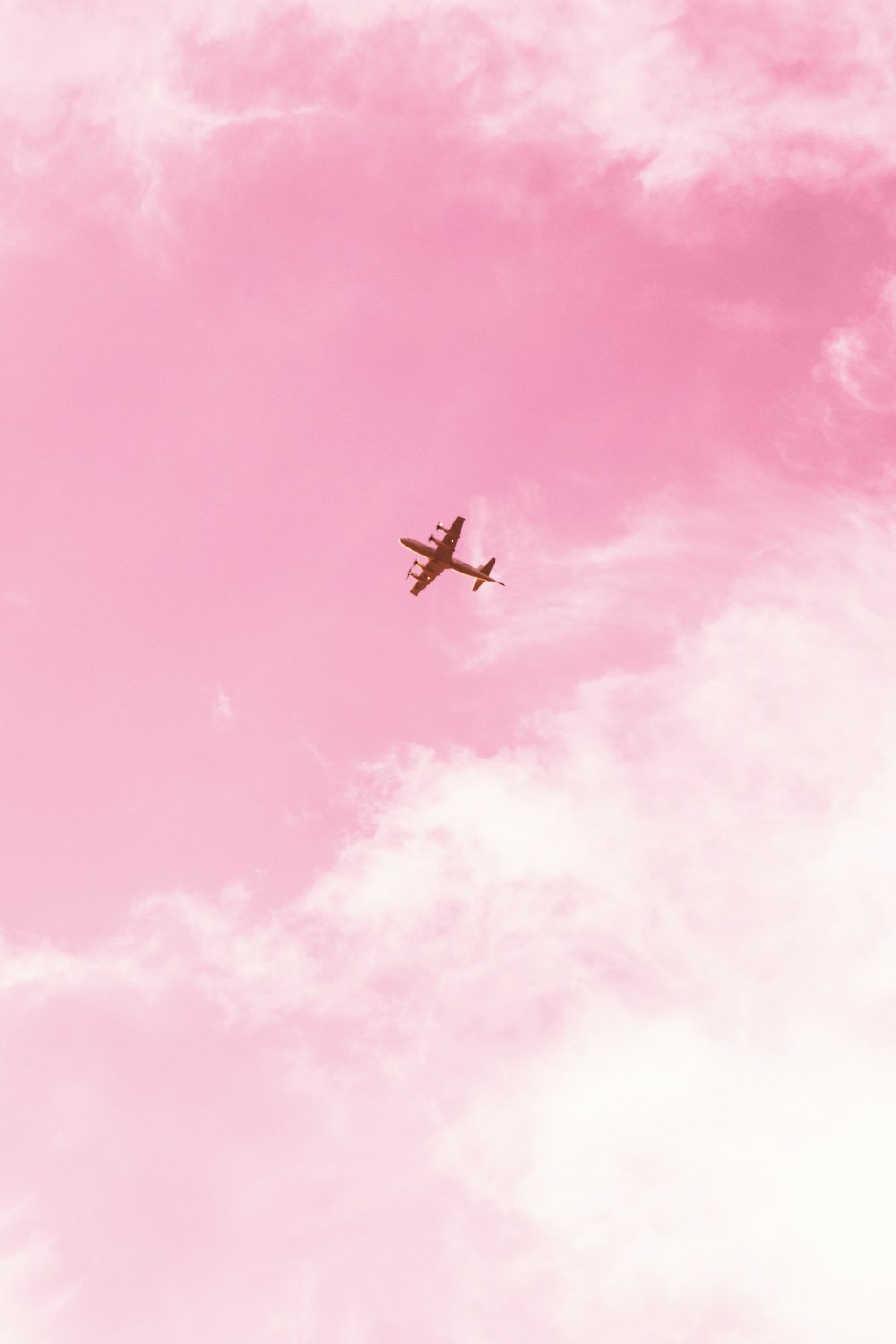 Flugzeug am Himmel während des Tages