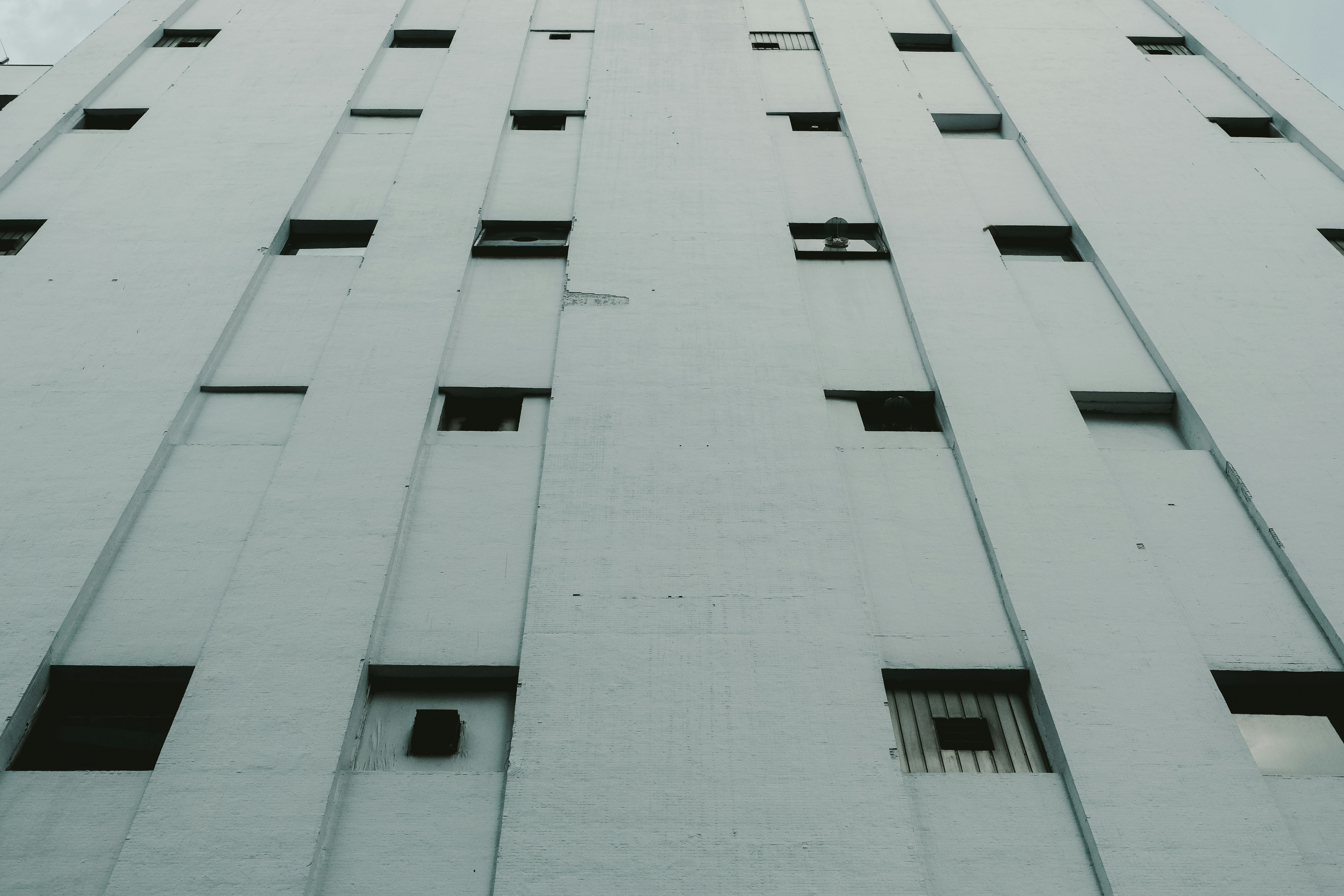 bâtiment en béton blanc pendant la journée