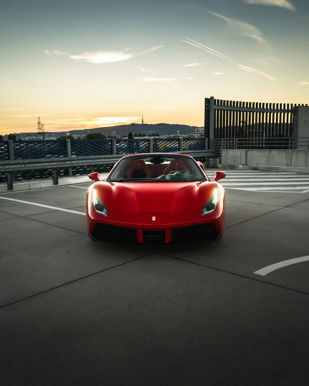 auto sportiva rossa Ferrari su strada durante il giorno