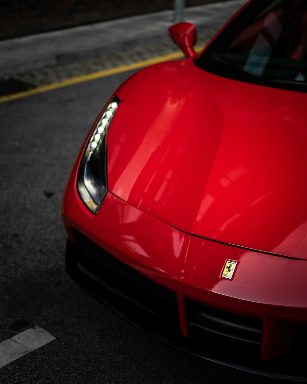 Rotes Ferrari-Auto tagsüber unterwegs